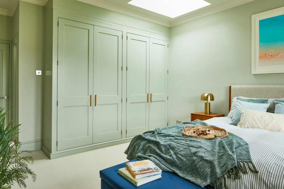 Источник вдохновения для домашнего уюта: большая хозяйская спальня в стиле ретро с зелеными стенами, ковровым покрытием и бежевым полом без камина