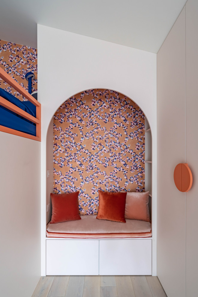 Idée de décoration pour une chambre d'enfant nordique avec un sol gris et du papier peint.