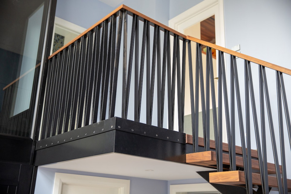 Idéer för en mellanstor modern flytande trappa i trä, med öppna sättsteg och räcke i metall