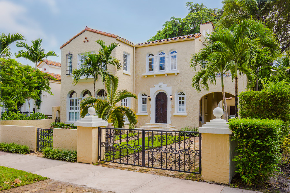 Design ideas for a traditional exterior in Miami.