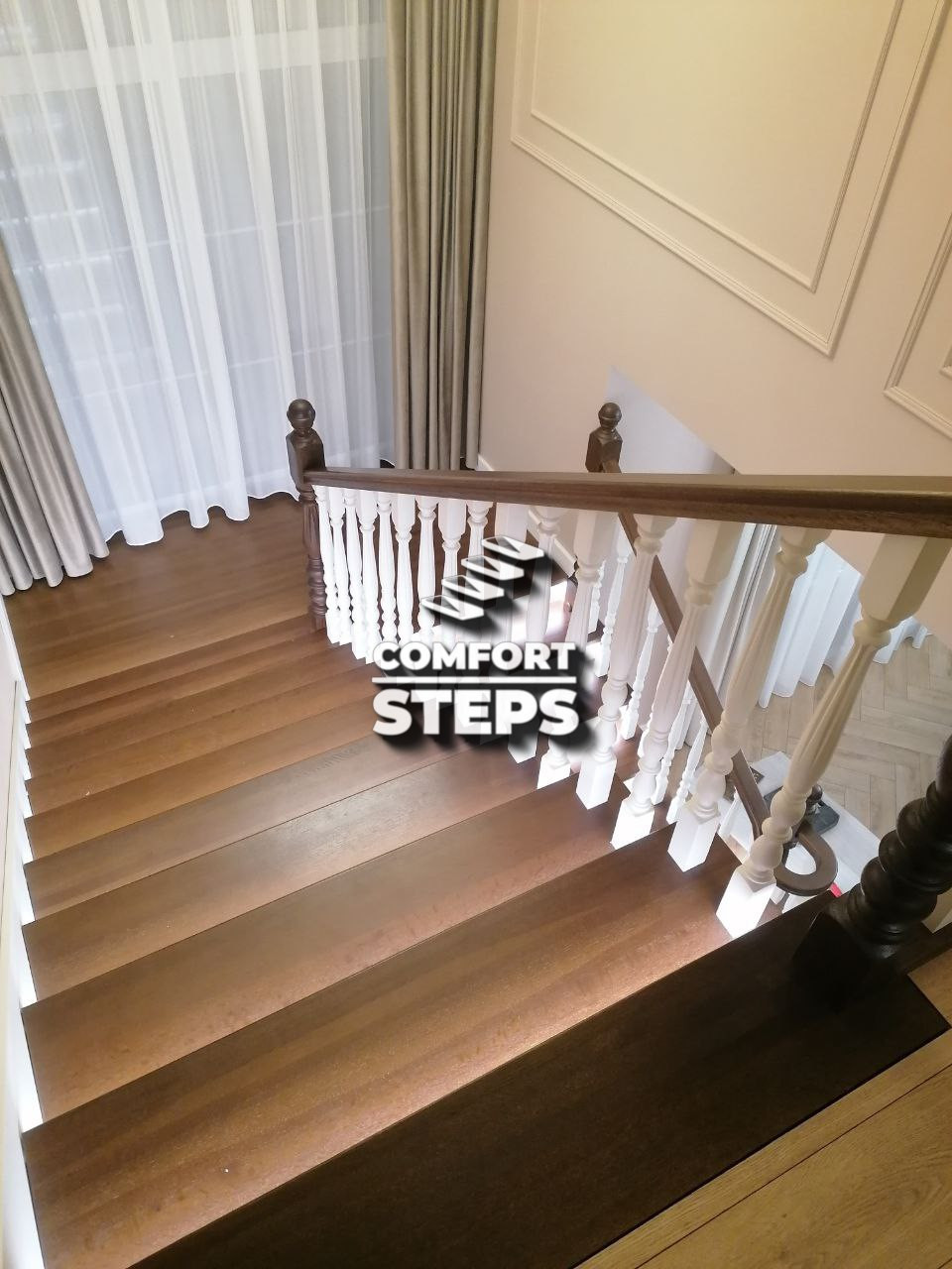 Лестница в шпоне дуба с радиусными поручнями и подсветкой