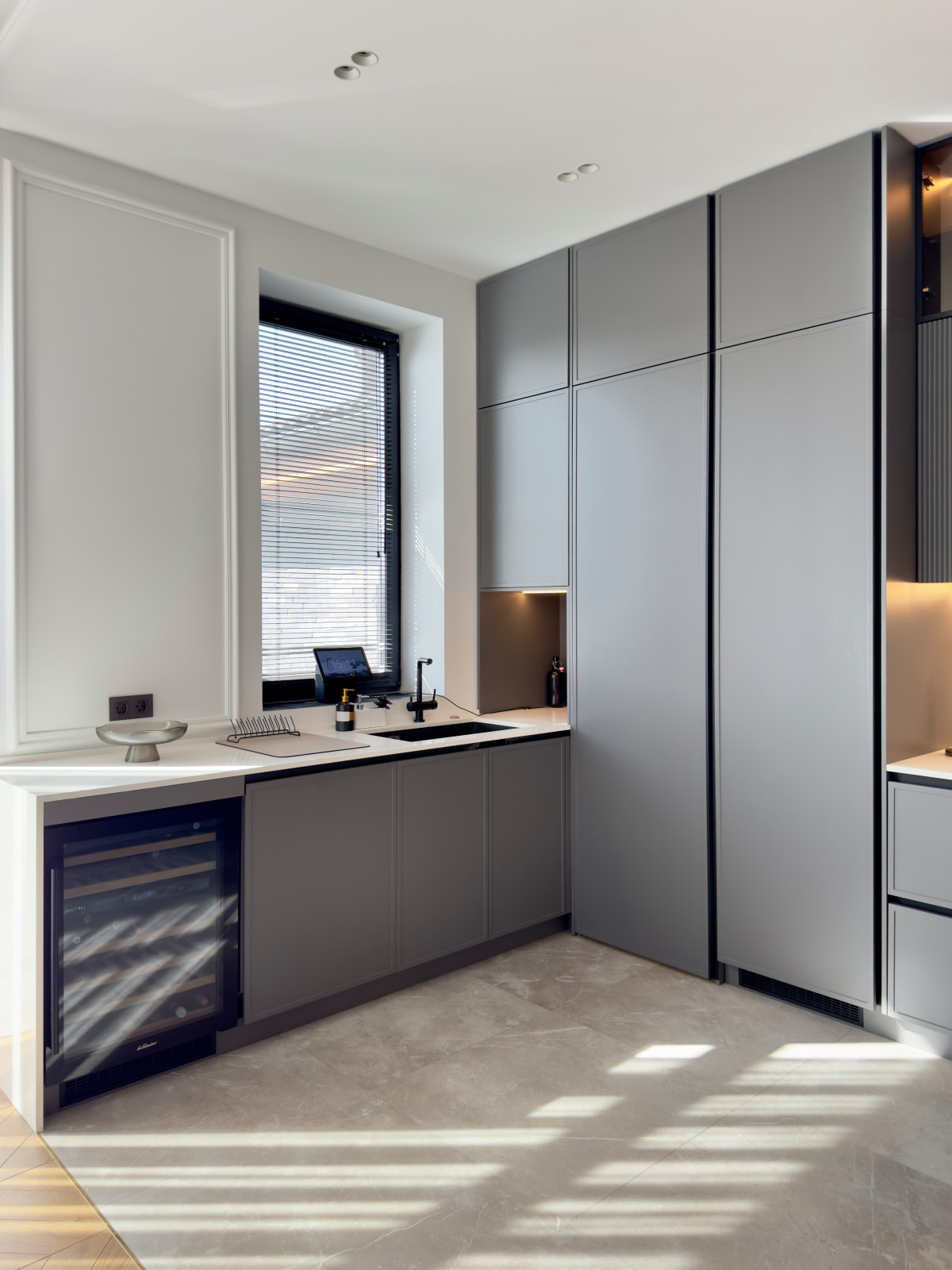 Кухня с кладовой в загородном доме