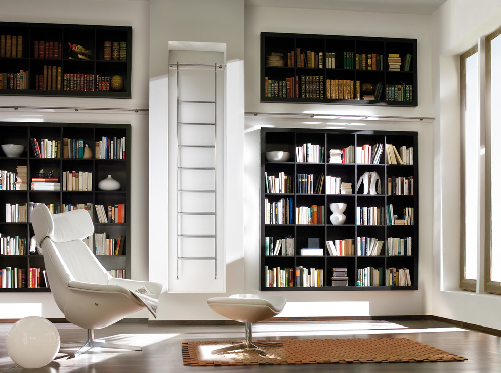 Inspiration for a contemporary home office in Yokohama with a library.