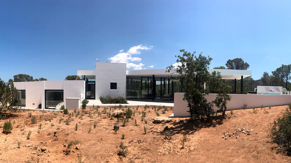 Imagen de fachada de casa blanca minimalista de una planta con tejado plano