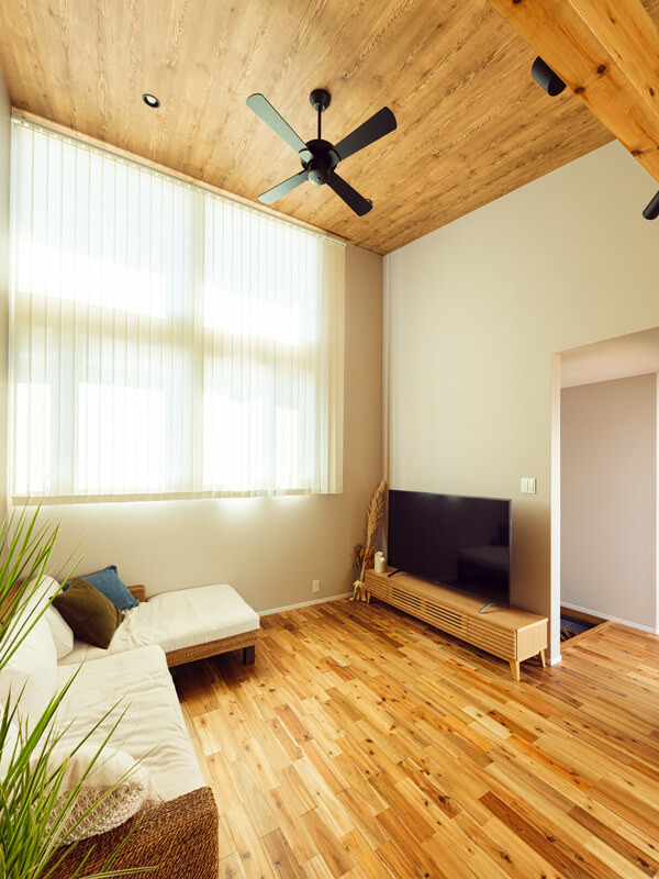 Réalisation d'un salon asiatique de taille moyenne avec un mur beige, un sol en bois brun, un sol beige, un plafond en lambris de bois et du papier peint.