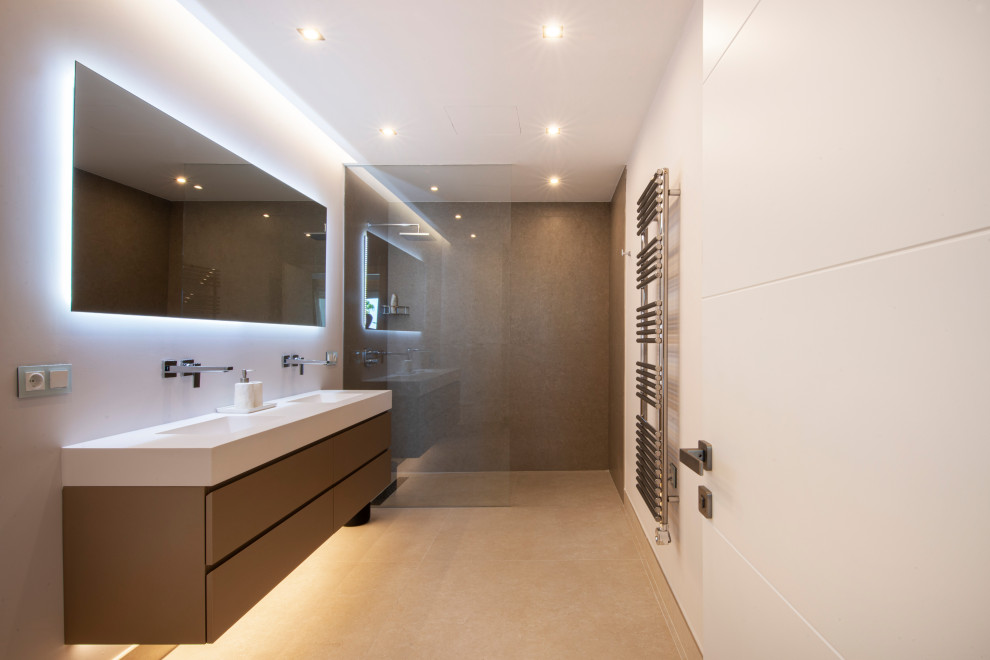 Modern inredning av ett mellanstort en-suite badrum, med släta luckor, beige skåp, våtrum, en vägghängd toalettstol, beige kakel, porslinskakel, beige väggar, klinkergolv i porslin, ett väggmonterat handfat, bänkskiva i akrylsten, beiget golv och med dusch som är öppen