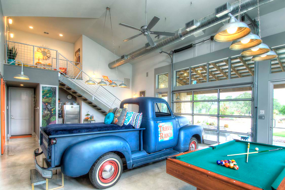 This is an example of a traditional garage in Austin.