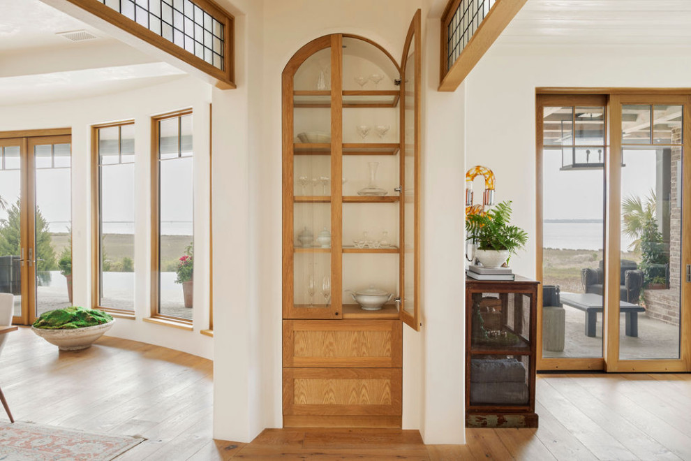 Foto de armario y vestidor mediterráneo pequeño con a medida y puertas de armario de madera clara