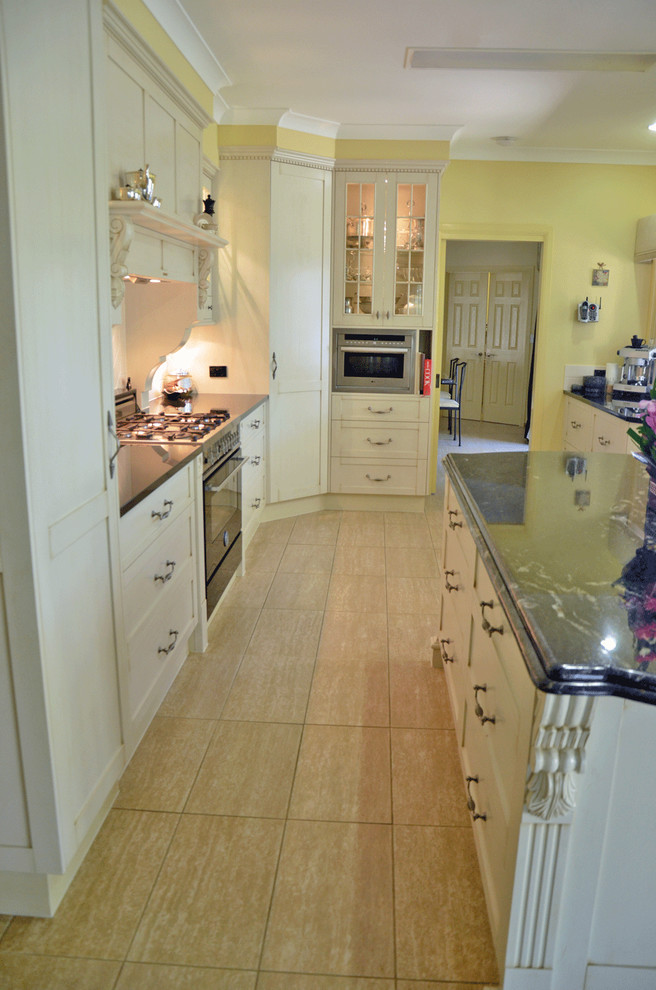 Design ideas for a country kitchen in Brisbane with with island.
