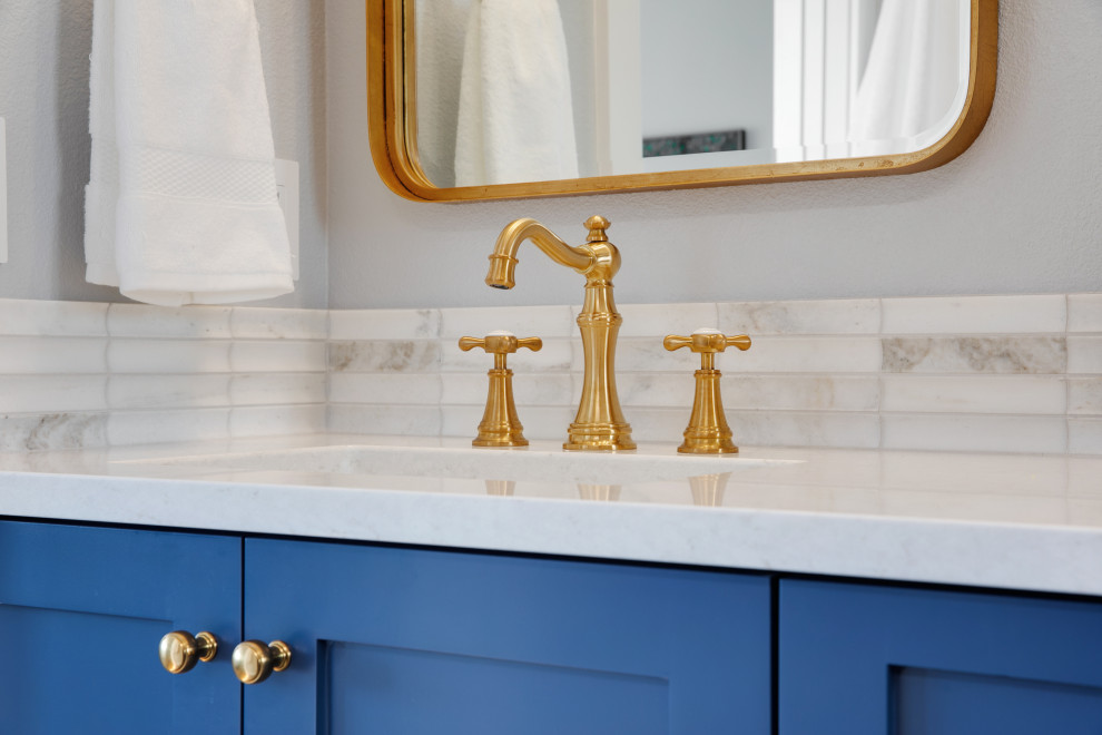 Идея дизайна: главная ванная комната среднего размера в классическом стиле с фасадами в стиле шейкер, синими фасадами, душем без бортиков, унитазом-моноблоком, серой плиткой, керамогранитной плиткой, серыми стенами, полом из керамогранита, врезной раковиной, столешницей из искусственного кварца, серым полом, открытым душем, белой столешницей, нишей, тумбой под две раковины и встроенной тумбой