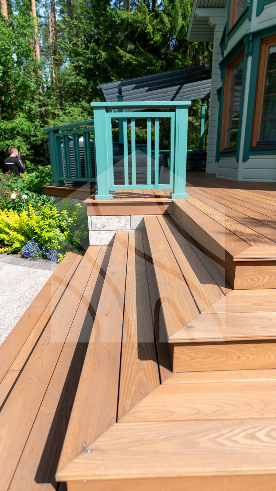 Терраса из термоясеня для загородного дома