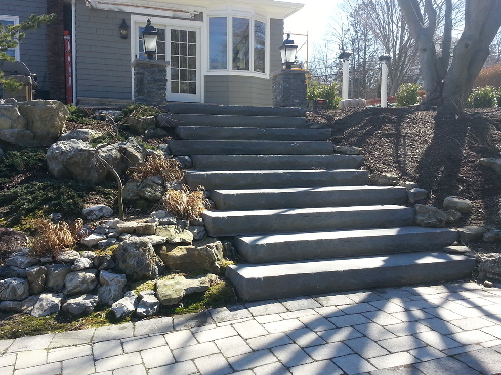 Inspiration for a rustic landscaping in New York.