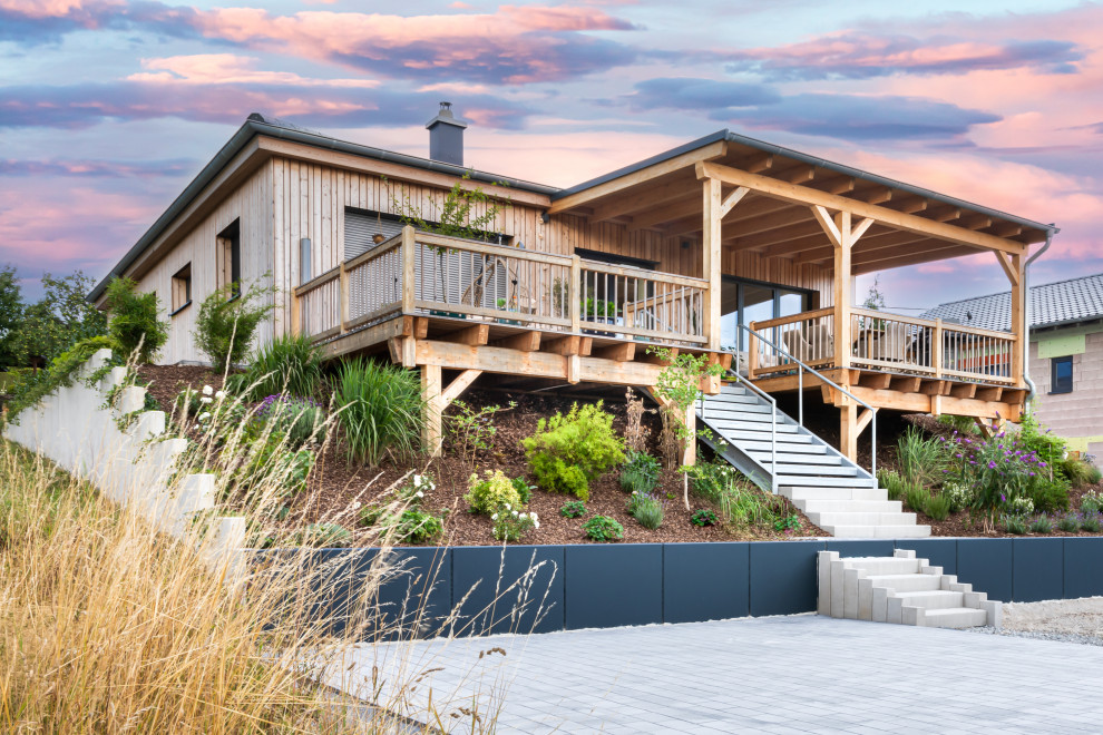 Mittelgroßes, Einstöckiges Landhausstil Haus mit Walmdach und Verschalung in Bonn