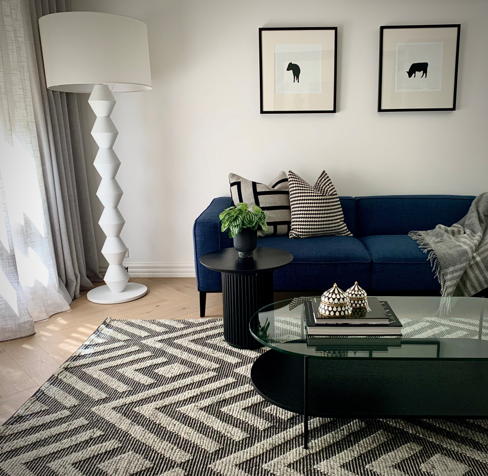 Immagine di un soggiorno minimalista con parquet chiaro