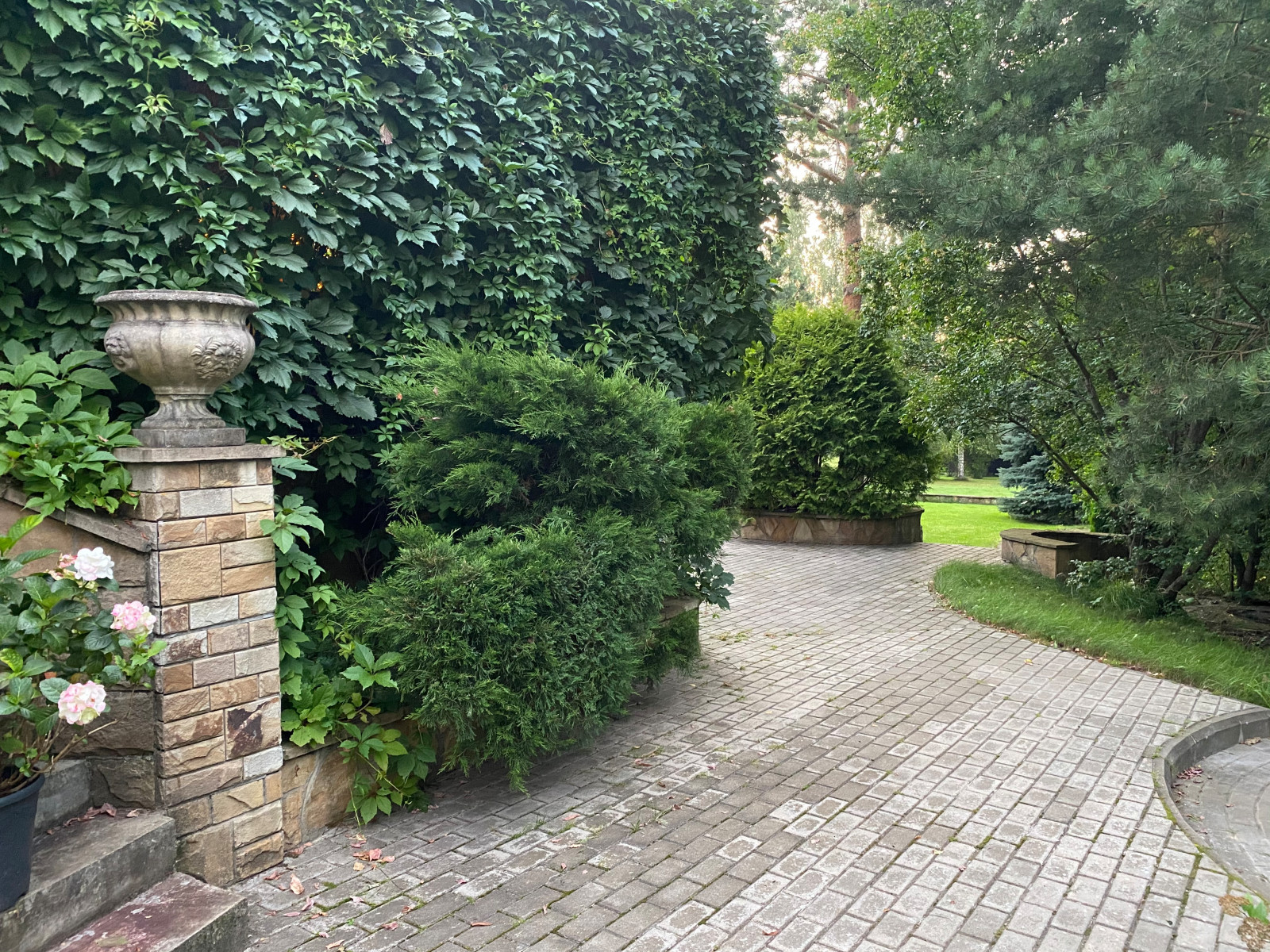 Круглое Озеро. Интригующий вход на участок.