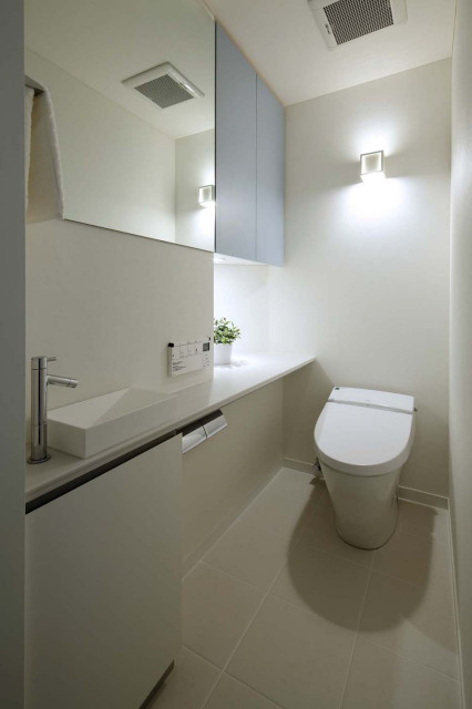 トイレ moderno-bagno-di-servizio
