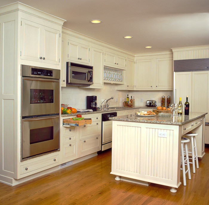 Inspiration for a timeless kitchen remodel in Burlington