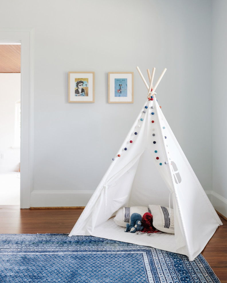 Inspiration för ett vintage babyrum, med blå väggar, mellanmörkt trägolv och brunt golv
