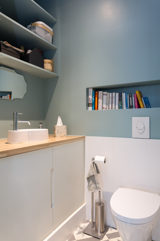 WC suspendu?[Cette image montre WC suspendu With des portes de placard blanches, WC suspendus, un mur bleu, un sol gris, un placard à porte plane, un carrelage blanc, des carreaux de porcelaine, carreaux de ciment au sol, une vasque, un plan de toilette en bois and un plan de toilette beige.]:[Cette image montre WC suspendus With des portes de placard blanches, WC suspendus, un mur bleu, un sol gris, un placard à porte plane, un carrelage blanc, des carreaux de porcelaine, carreaux de ciment au sol, une vasque, un plan de toilette en bois and un plan de toilette beige.]