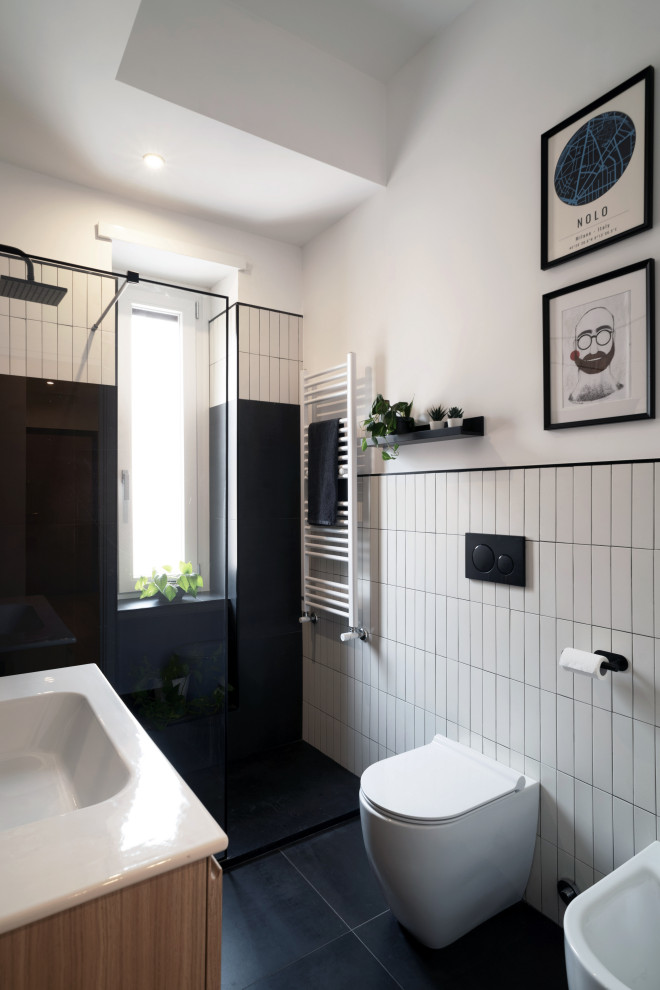 На фото: маленькая ванная комната в стиле модернизм с фасадами с декоративным кантом, светлыми деревянными фасадами, душем без бортиков, раздельным унитазом, черно-белой плиткой, керамогранитной плиткой, белыми стенами, полом из керамогранита, душевой кабиной, накладной раковиной, столешницей из искусственного камня, черным полом, белой столешницей, тумбой под одну раковину, подвесной тумбой и многоуровневым потолком для на участке и в саду