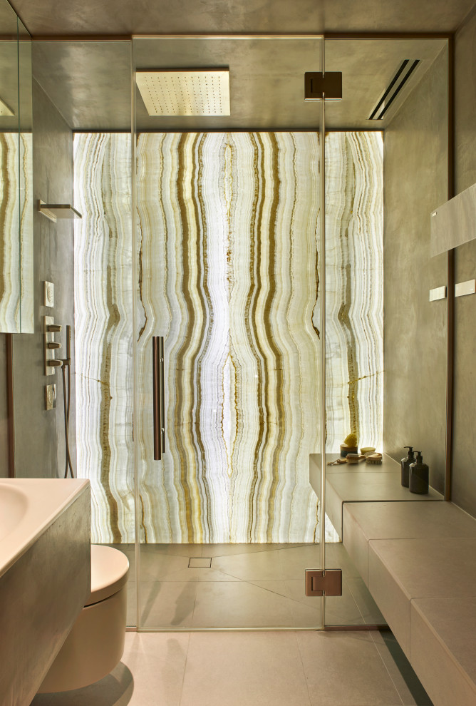 Foto på ett funkis vit badrum med dusch, med en dusch i en alkov, beige kakel, stenhäll, grå väggar, ett integrerad handfat, grått golv och dusch med gångjärnsdörr