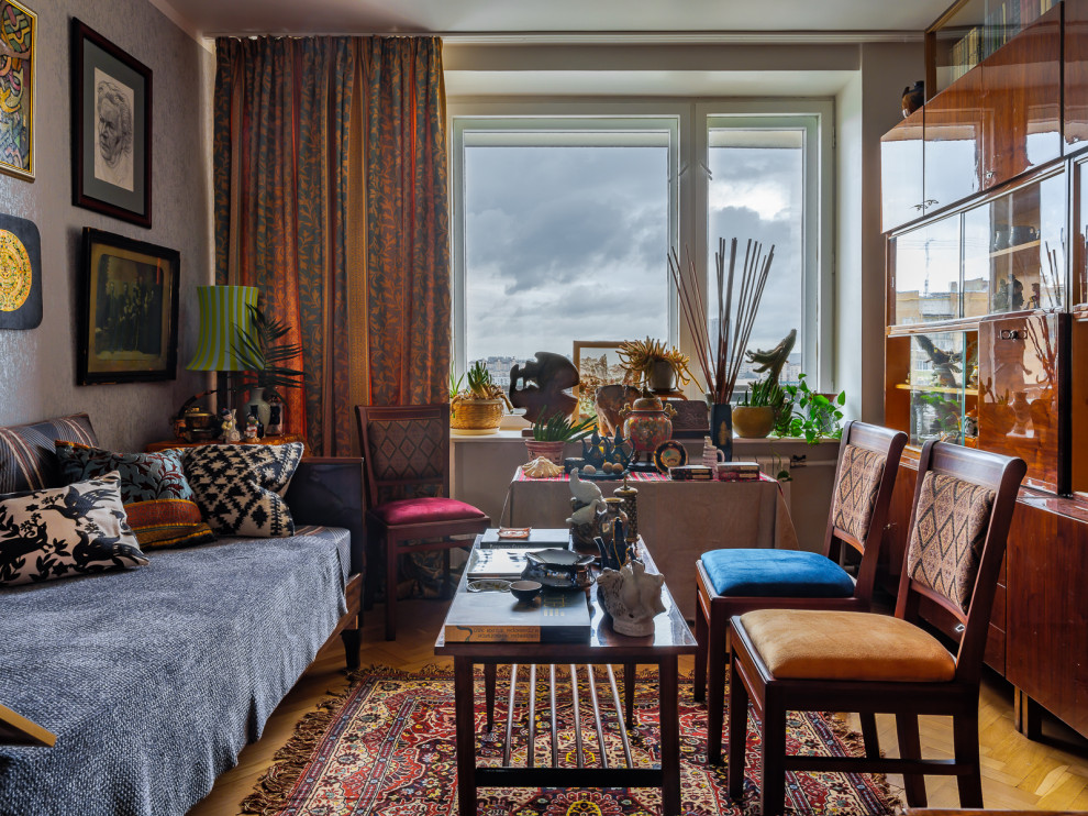 Стильный дизайн: парадная, изолированная гостиная комната среднего размера в стиле фьюжн с серыми стенами, светлым паркетным полом, бежевым полом и обоями на стенах без камина, телевизора - последний тренд