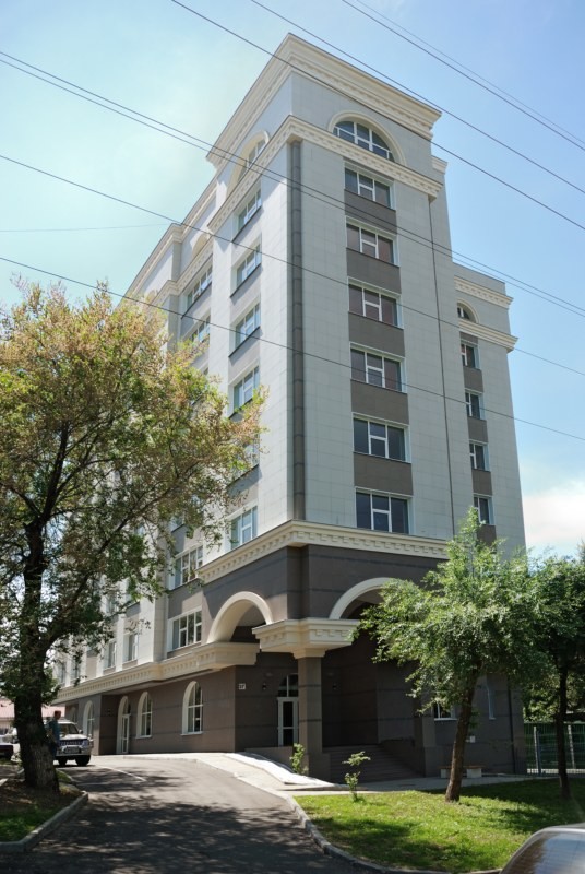 Жилой дом в городе Хабаровске. Поставка керамогранита для отделки фасада