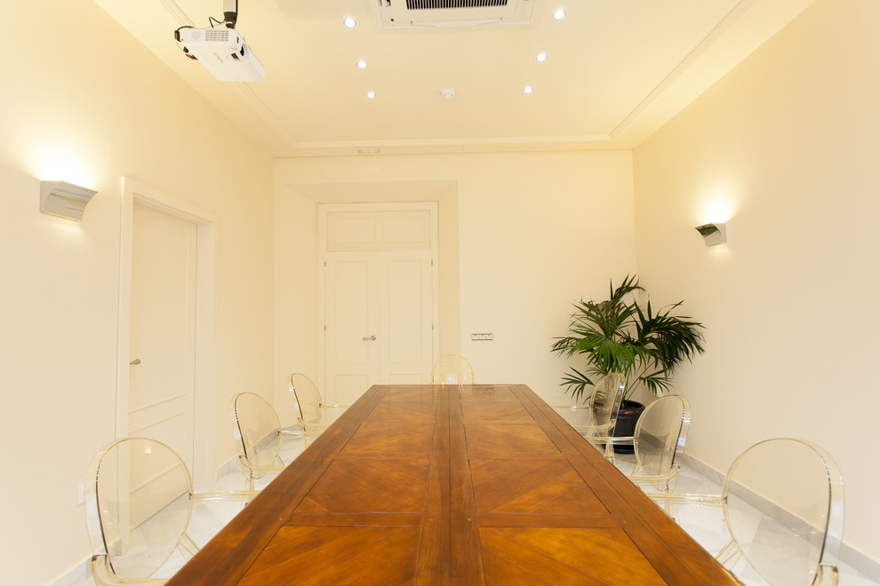 Imagen de comedor clásico renovado de tamaño medio cerrado sin chimenea con paredes blancas