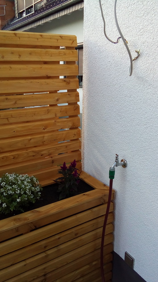 Unschöner Spalt zwischen Zaun und Wand verstecken