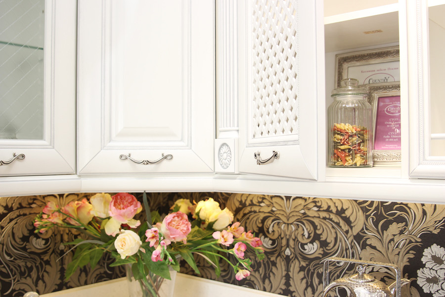 Белая кухня в викторианском стиле (реализованный проект)