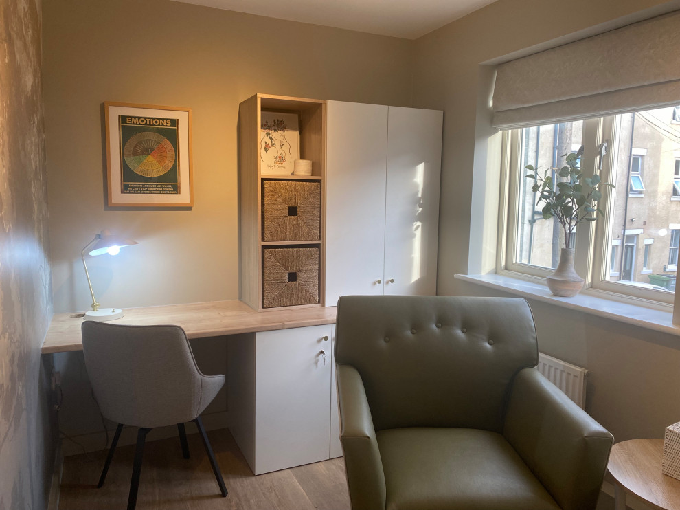 Esempio di un piccolo studio scandinavo con pareti verdi, pavimento in vinile, scrivania incassata e pavimento marrone