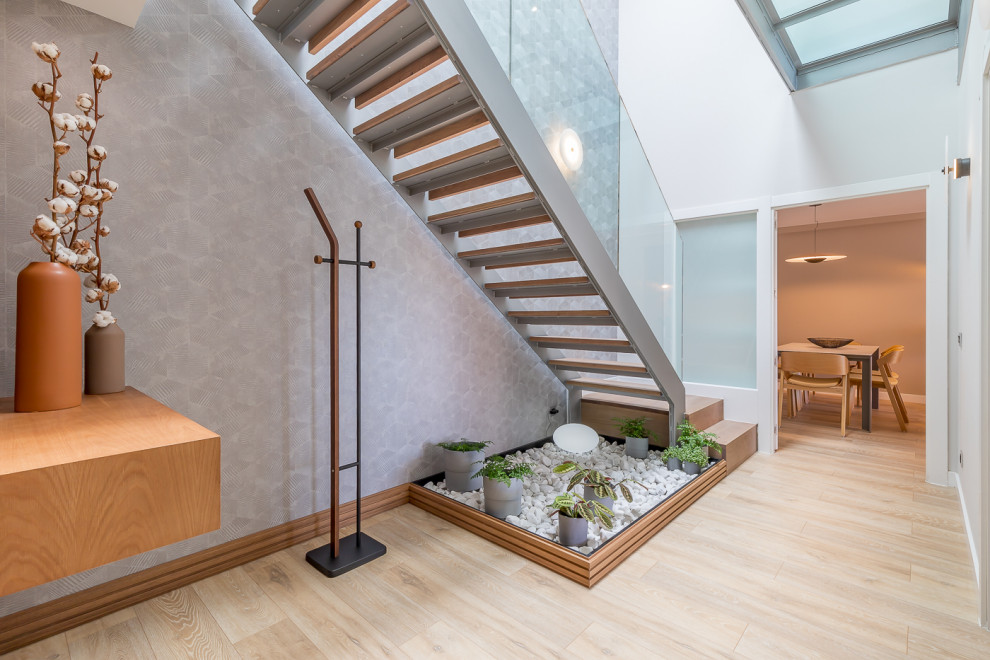 Источник вдохновения для домашнего уюта: лестница среднего размера в современном стиле с обоями на стенах