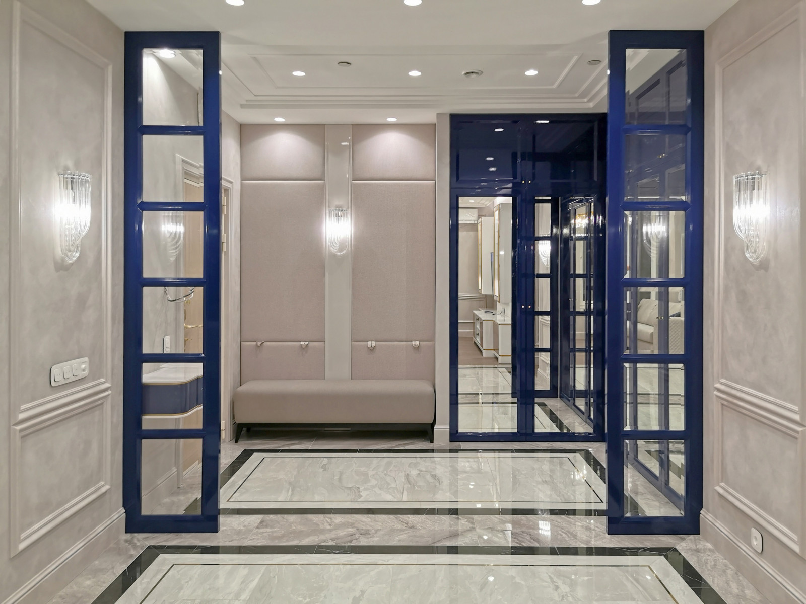 Волга. Стеклянная перегородка и шкафы в прихожую.