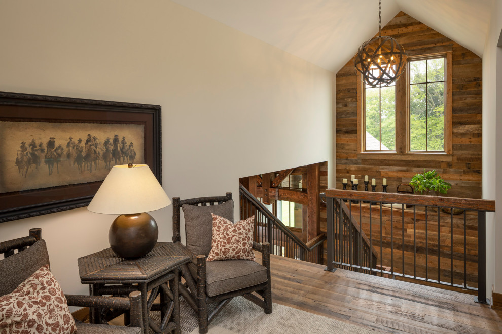 Ejemplo de escalera en U rústica grande con escalones de madera, contrahuellas de madera, barandilla de metal y madera
