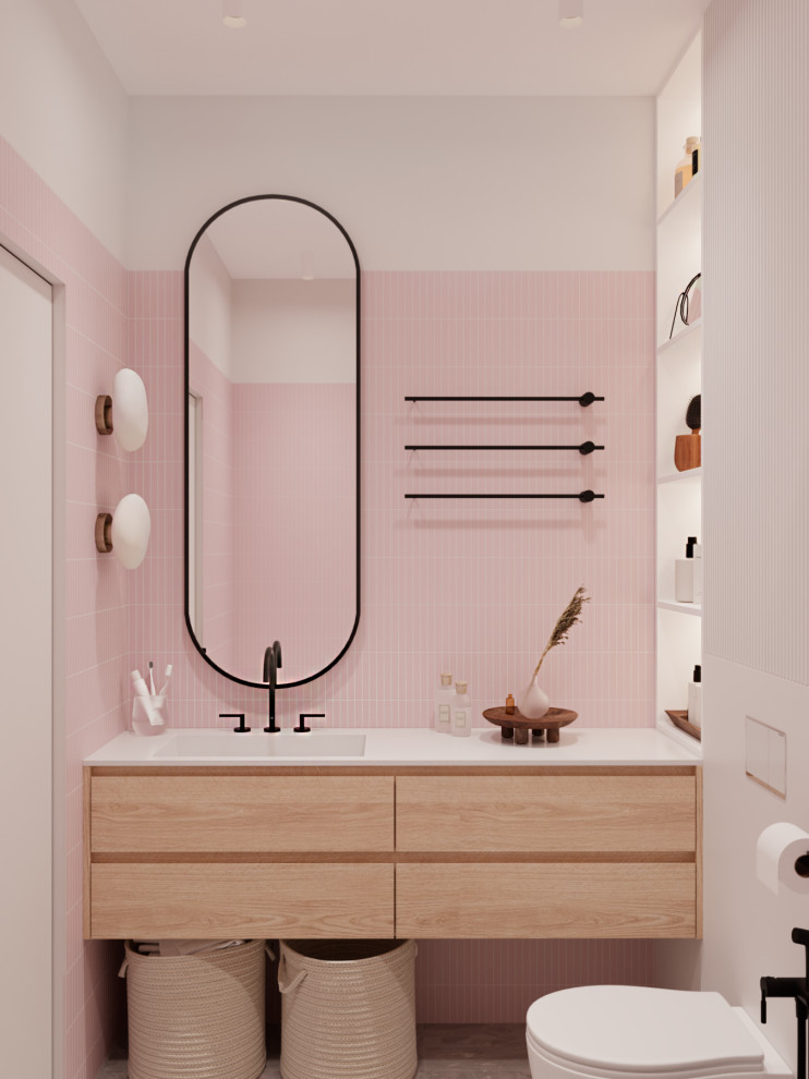 Идея дизайна: маленькая главная ванная комната в современном стиле с плоскими фасадами, полновстраиваемой ванной, душем над ванной, инсталляцией, розовой плиткой, плиткой мозаикой, полом из керамогранита, монолитной раковиной, столешницей из искусственного камня, серым полом, шторкой для ванной, белой столешницей, тумбой под одну раковину и подвесной тумбой для на участке и в саду