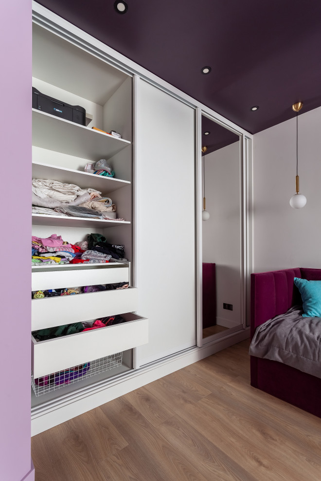 Шкаф оснащен штангами, полками, выдвижными ящиками, корзинами для белья