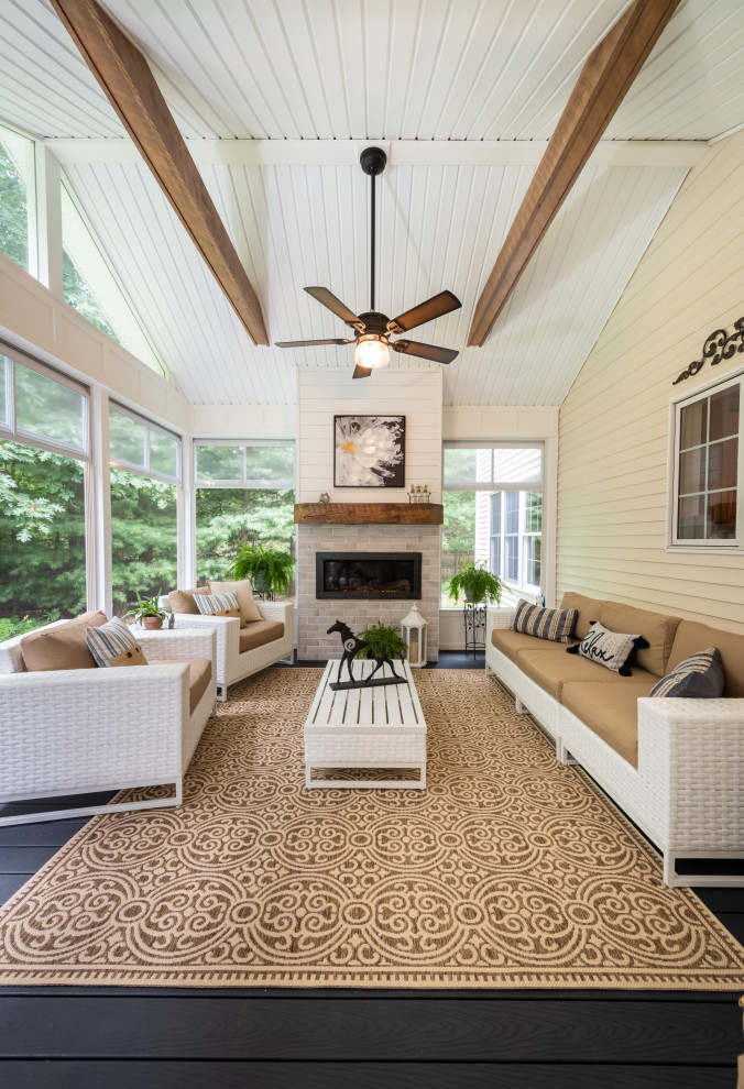 Foto di una grande veranda con stufa a legna, cornice del camino piastrellata, soffitto classico e pavimento blu
