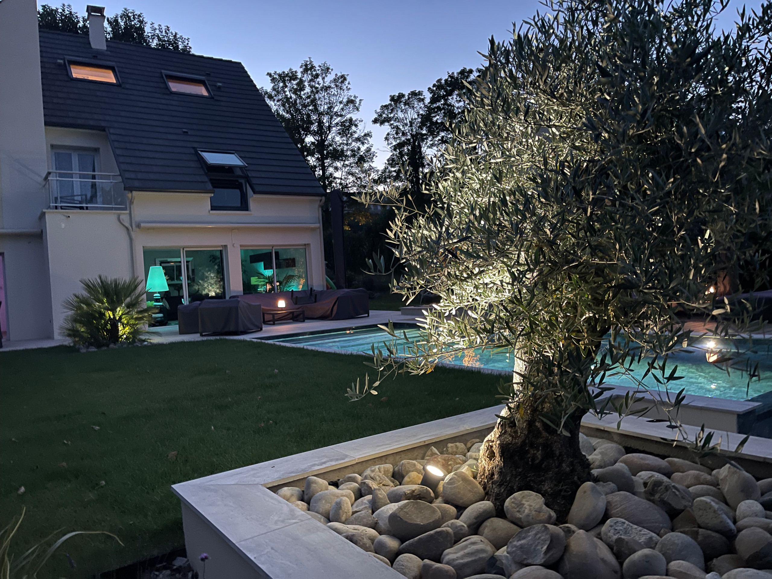 Création d'un grand jardin avec piscine