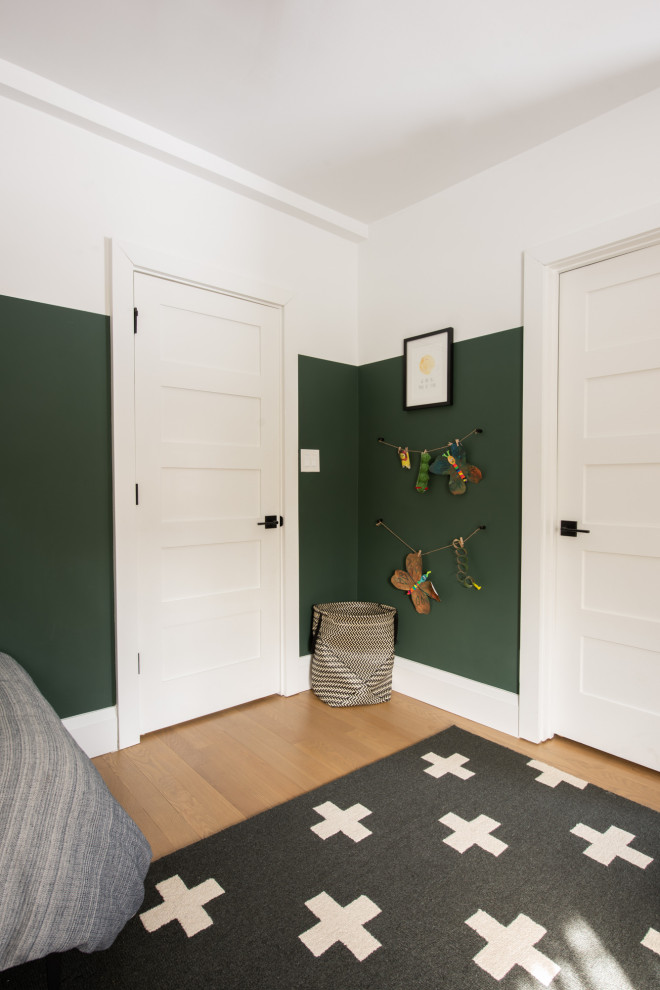 Inspiration pour une chambre d'enfant de 1 à 3 ans traditionnelle de taille moyenne avec un mur multicolore, parquet clair et un sol marron.