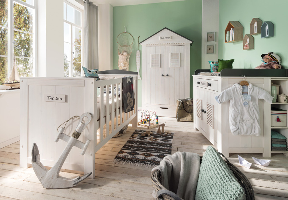 Neutrales Maritimes Babyzimmer mit grüner Wandfarbe und hellem Holzboden in Bonn