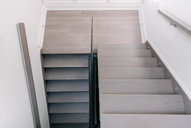 Transitional Toronto House nyklassisk-trappe
