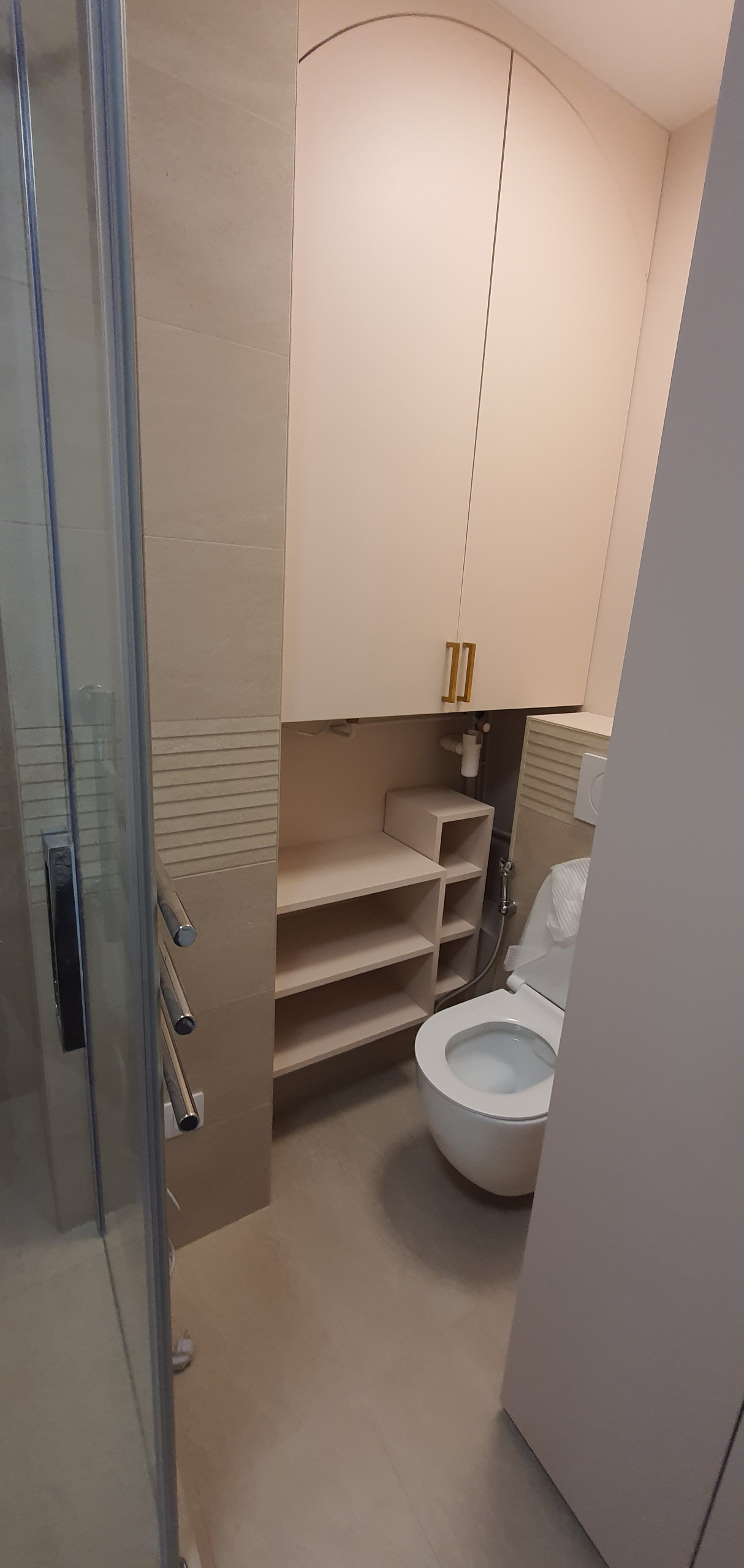 Salle de bain beige et rose, bois