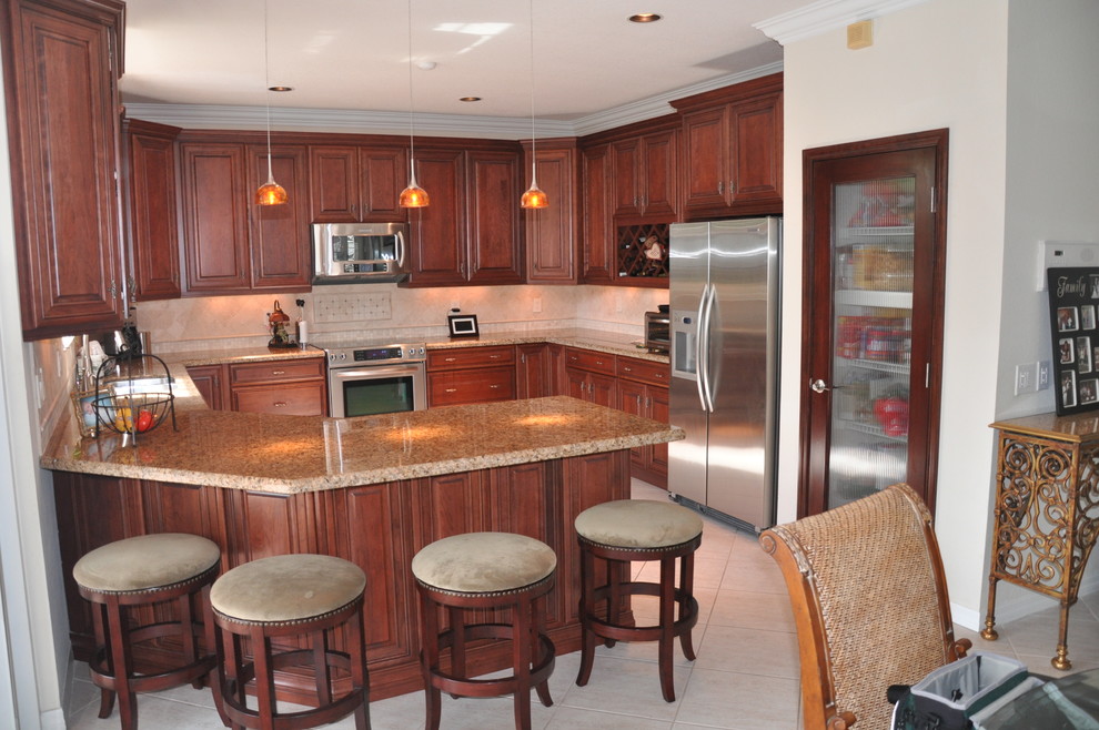 Transitional kitchen photo in Miami