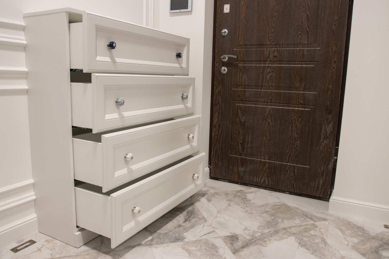 Прихожая в современной классике