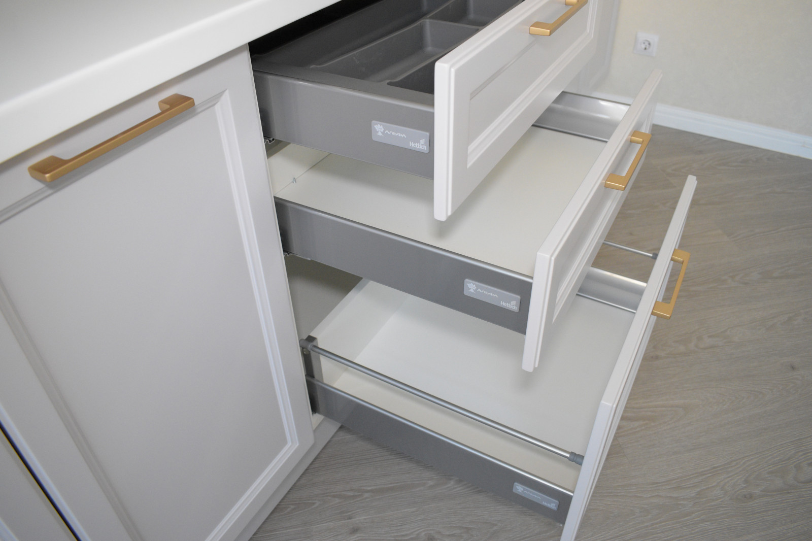 Андора МДФ под потолок с акриловой столешницей