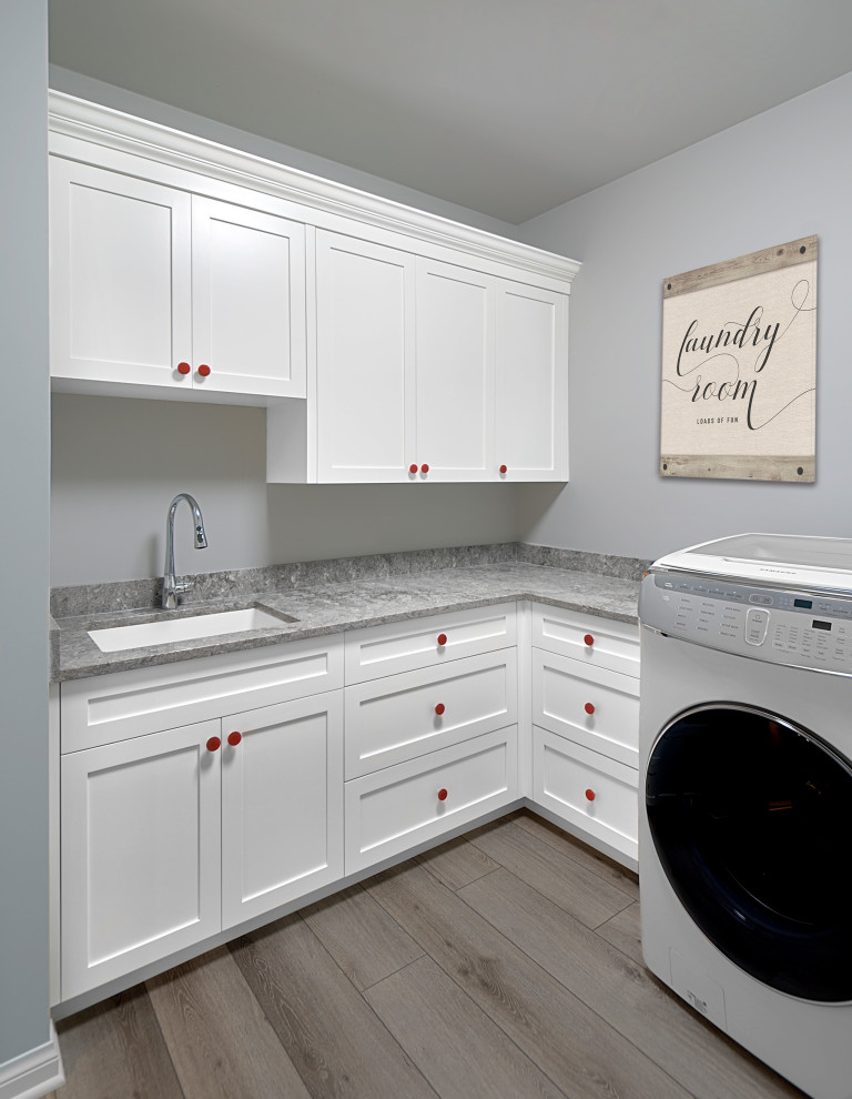 Idéer för mellanstora vintage grått tvättstugor enbart för tvätt, med en undermonterad diskho, vita skåp, bänkskiva i kvarts, grå väggar, vinylgolv, en tvättmaskin och torktumlare bredvid varandra och grått golv