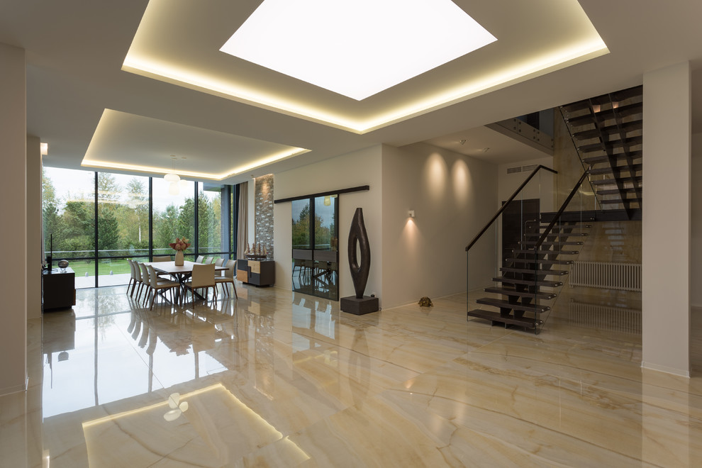 Лестница и столовая загородного дома в посёлке Montevil - интерьеры