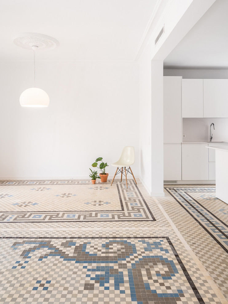 Diseño de comedor de cocina tradicional renovado de tamaño medio con paredes blancas, suelo de baldosas de cerámica y suelo multicolor