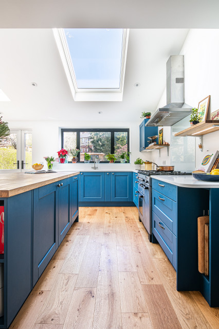 Blue, White & Solid Oak contemporary-koek