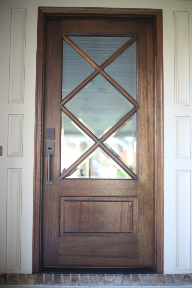Esempio di una porta d'ingresso chic di medie dimensioni con pareti bianche, pavimento in cemento, una porta singola, una porta in legno scuro, pavimento bianco, soffitto in legno e pareti in mattoni